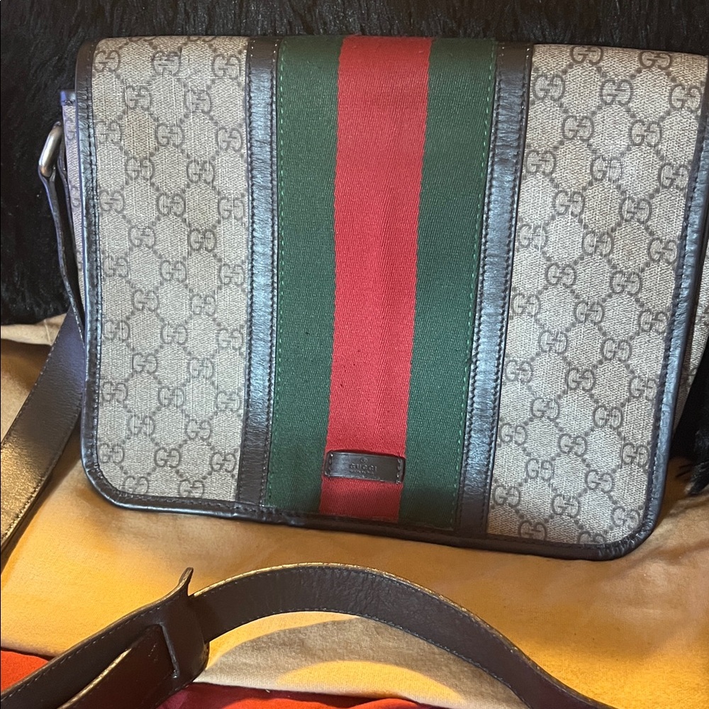 Gucci Beige and Red Stripe Messenger Bag 12x8.75x3 strap drop 17-28in adjustable